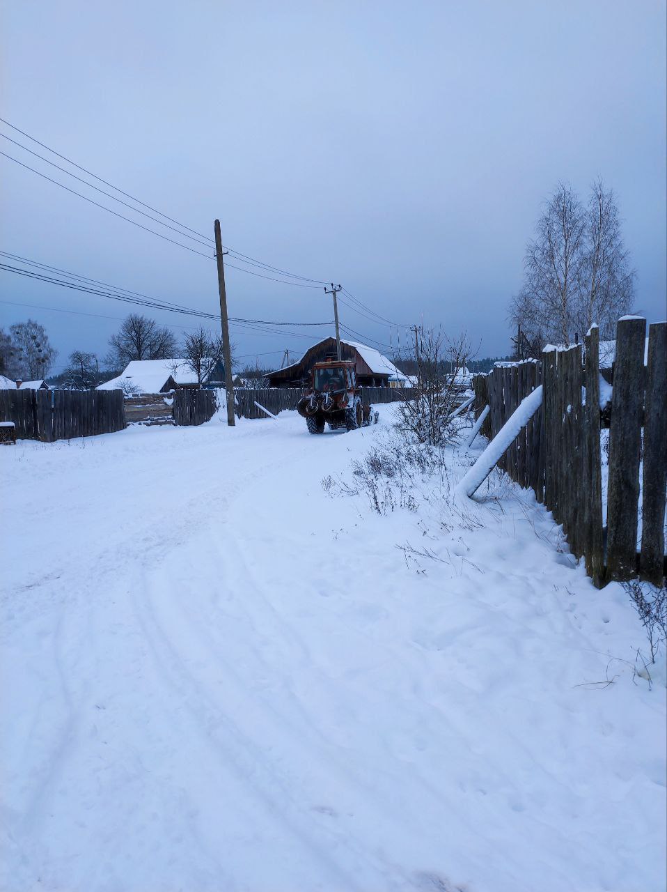 Специалисты коммунальных служб продолжают работы по уборке снега улично-дорожной сети в Хутор-Борском сельском поселении Специалисты коммунальных служб продолжают работы по уборке снега улично-дорожной сети в Хутор-Борском сельском поселении