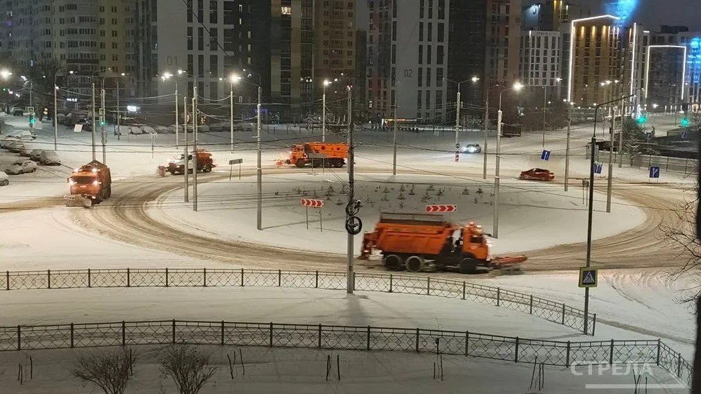 В Брянске продолжается борьба с зимней стихией