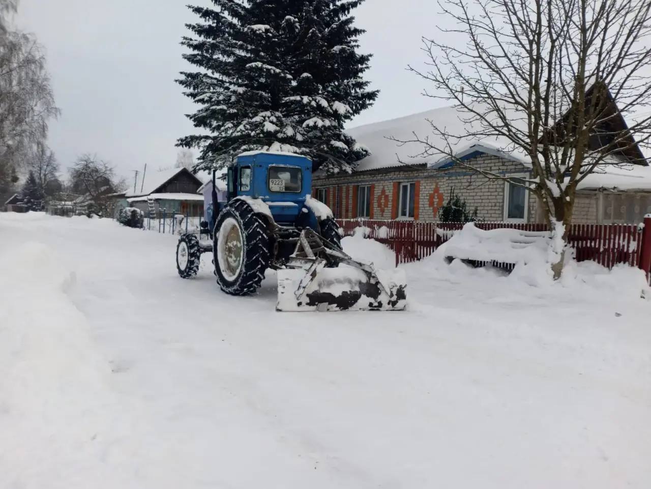 В Сосновском сельском поселении продолжается уборка снега на дорогах В Сосновском сельском поселении продолжается уборка снега на дорогах