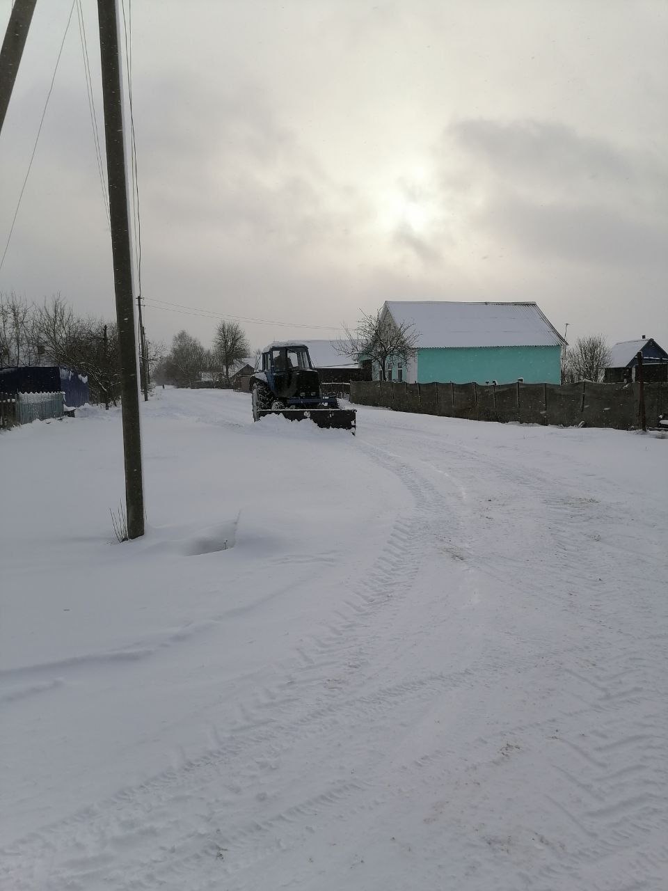 В связи с обильными снегопадами проводится работа по очистке дорог на всей территории Клинцовского района В связи с обильными снегопадами проводится работа по очистке дорог на всей территории Клинцовского района