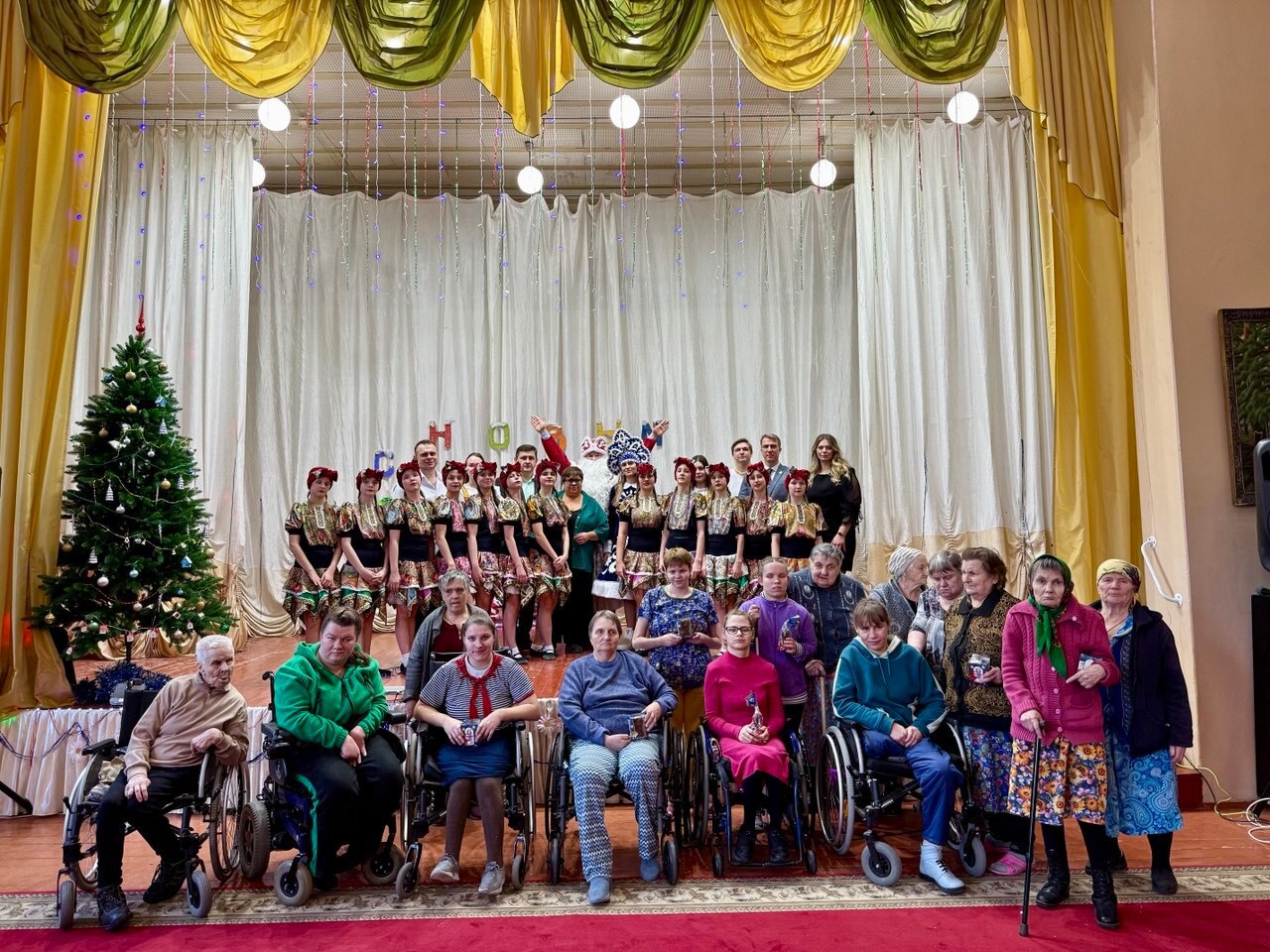 Чудеса случаются! Представители АО "Транснефть - Дружба" посетили Дарковичский дом-интернат для престарелых и инвалидов и подарили его подопечным настоящую новогоднюю сказку! Чудеса случаются! Представители АО "Транснефть - Дружба" посетили Дарковичский дом-интернат для престарелых и инвалидов и подарили его подопечным настоящую новогоднюю сказку!