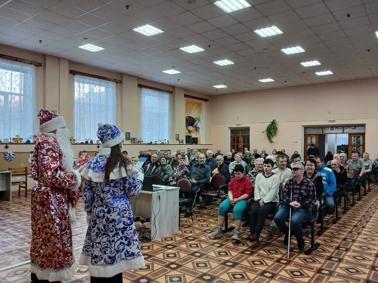 Сегодня, учащиеся школы МБОУ Жуковская СОШ №2 им. Е.П.Новикова организовали праздник для проживающих Жуковского дома-интерната