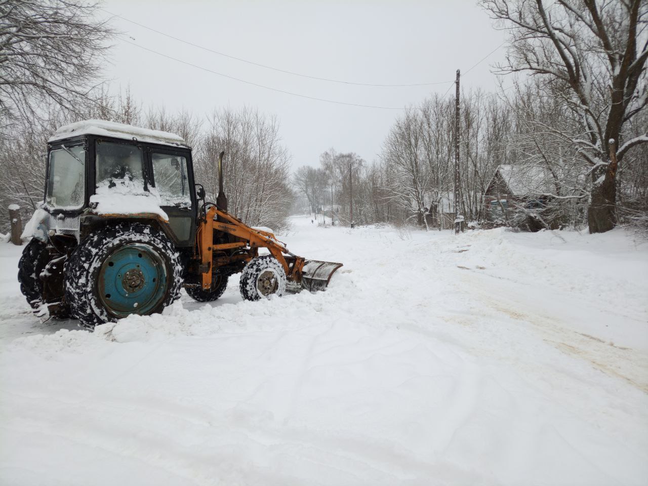 В связи с обильными снегопадами проводится работа по очистке дорог на всей территории Клинцовского района В связи с обильными снегопадами проводится работа по очистке дорог на всей территории Клинцовского района