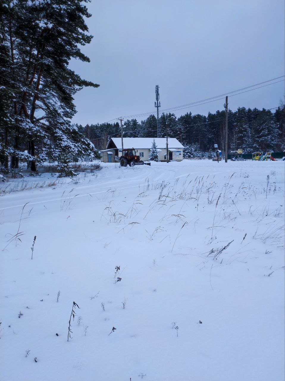 Специалисты коммунальных служб продолжают работы по уборке снега улично-дорожной сети в Хутор-Борском сельском поселении Специалисты коммунальных служб продолжают работы по уборке снега улично-дорожной сети в Хутор-Борском сельском поселении