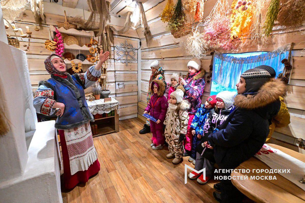Поезд Деда Мороза сделал остановку на Киевском вокзале в Москве Поезд Деда Мороза сделал остановку на Киевском вокзале в Москве
