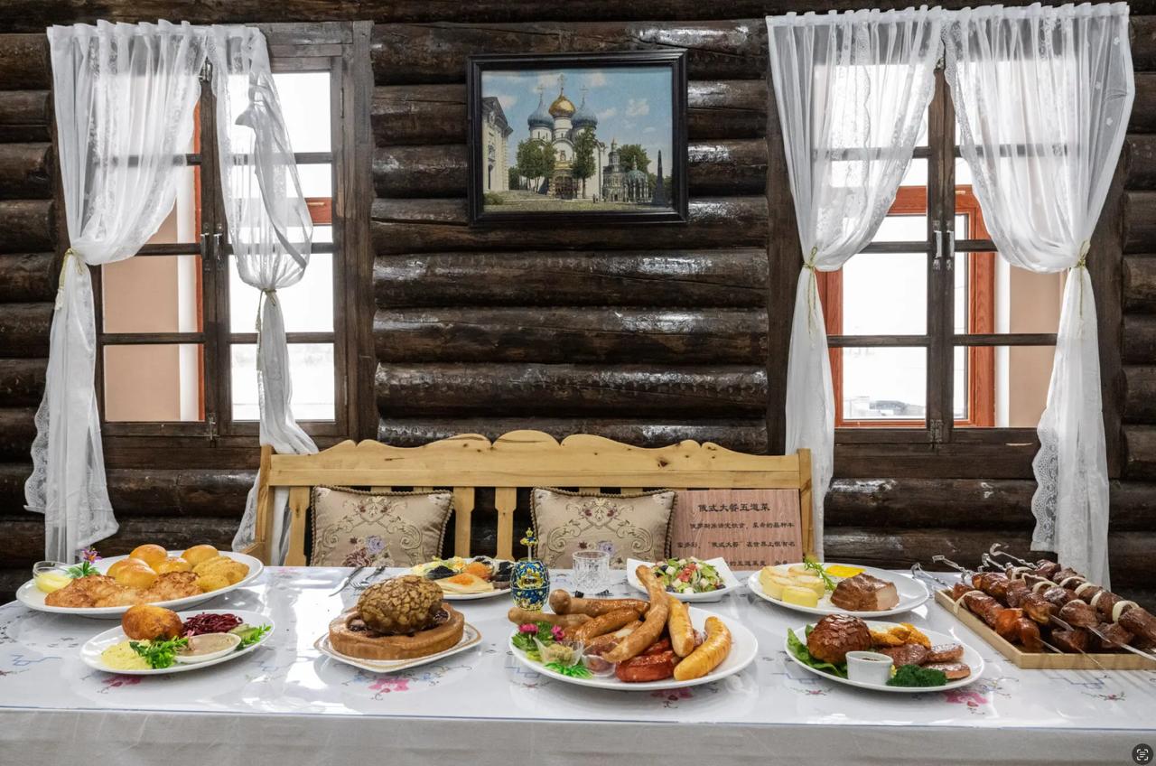 Вы знали, что в Китае когда-то была настоящая Русская национальная волость, ее центр – поселок Энхэ (Эньхэ)? Формально она есть и сейчас: берёзы, срубы, кириллица на вывесках, водка Вы знали, что в Китае когда-то была настоящая Русская национальная волость, ее центр – поселок Энхэ (Эньхэ)? Формально она есть и сейчас: берёзы, срубы, кириллица на вывесках, водка