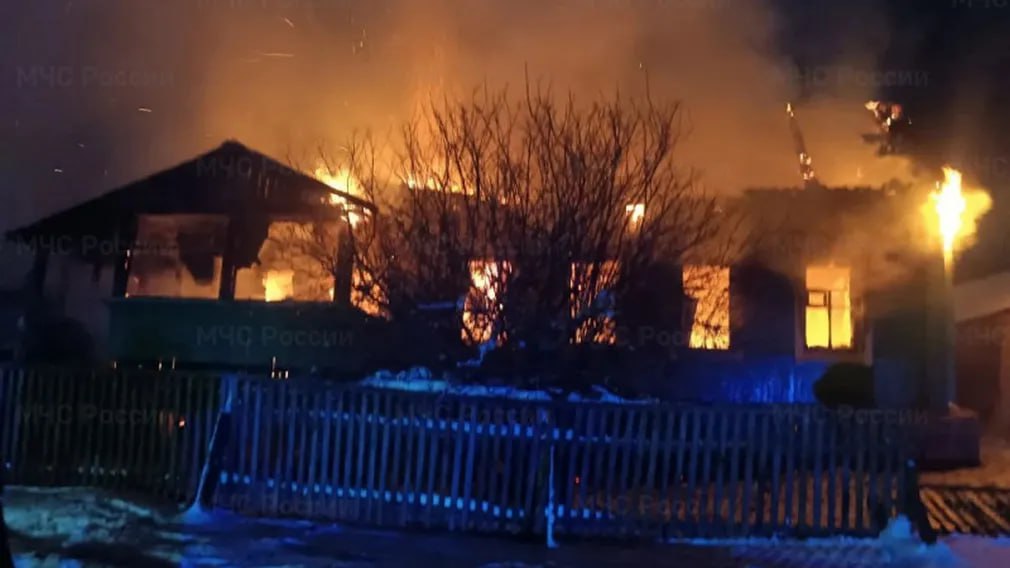 Ночью в оперативную дежурную смену Главного управления МЧС России по Брянской области поступило сообщение о пожаре в частном жилом доме