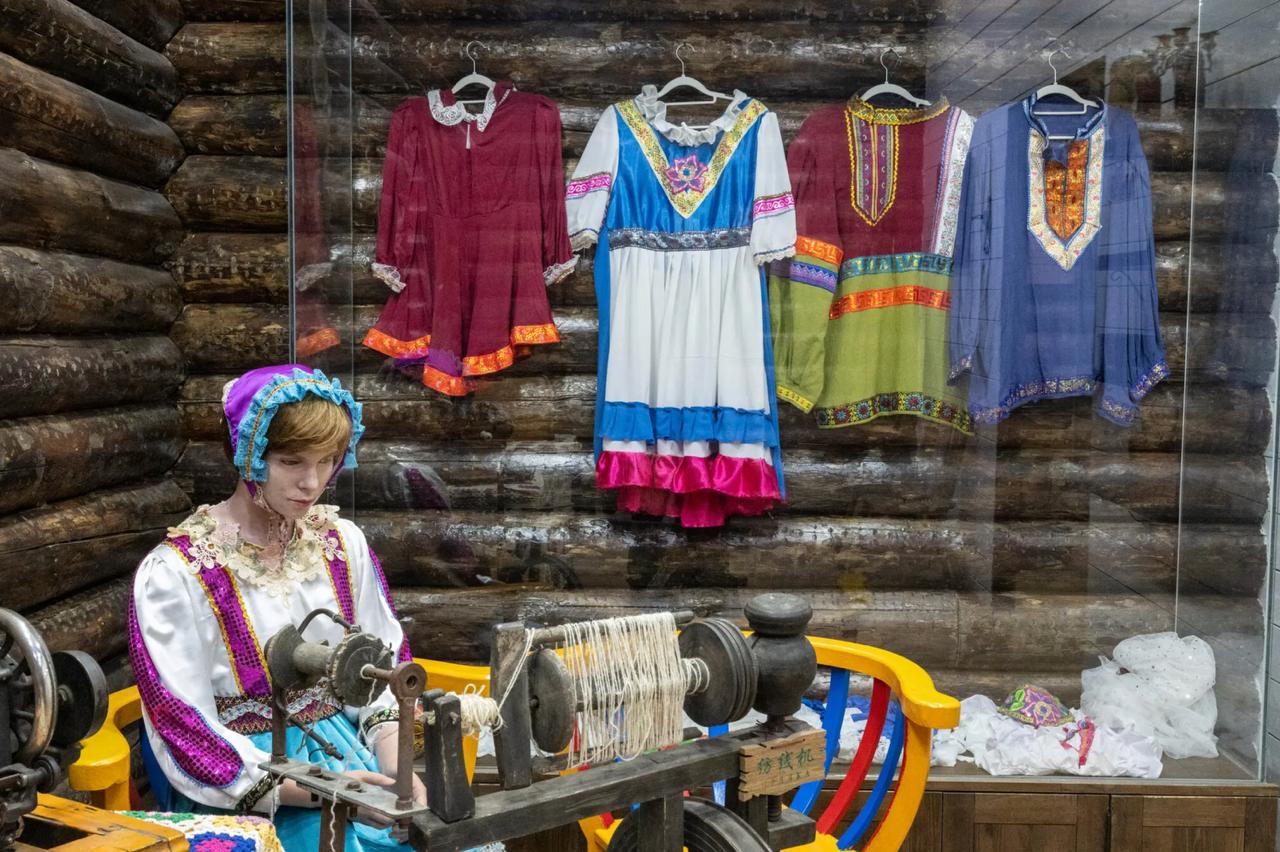 Вы знали, что в Китае когда-то была настоящая Русская национальная волость, ее центр – поселок Энхэ (Эньхэ)? Формально она есть и сейчас: берёзы, срубы, кириллица на вывесках, водка Вы знали, что в Китае когда-то была настоящая Русская национальная волость, ее центр – поселок Энхэ (Эньхэ)? Формально она есть и сейчас: берёзы, срубы, кириллица на вывесках, водка