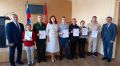 В Почепском районе в преддверии Нового года глава администрации муниципалитета Елена Шаболдина и глава района Владимир Касацкий торжественно вручили шестнадцати детям-сиротам сертификаты на приобретение жилья