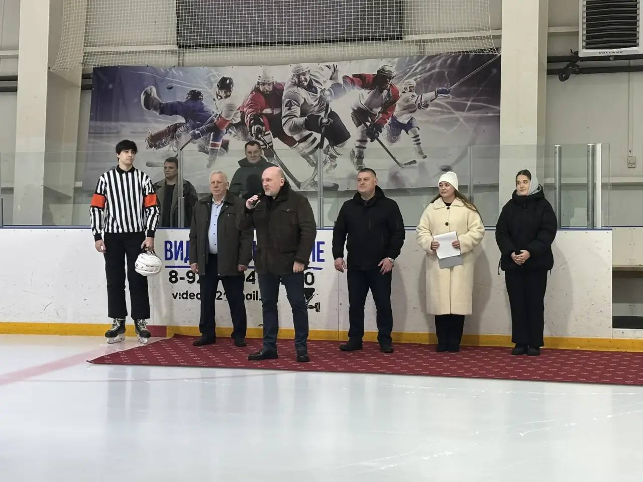 Павел Валяев: Сегодня на территории нашего района проходит яркое спортивное событие — традиционные рождественские турниры по хоккею, плаванию волейболу и лыжным гонкам. Поздравил участников соревнований и пожелал всем... Павел Валяев: Сегодня на территории нашего района проходит яркое спортивное событие — традиционные рождественские турниры по хоккею, плаванию волейболу и лыжным гонкам. Поздравил участников соревнований и пожелал всем...