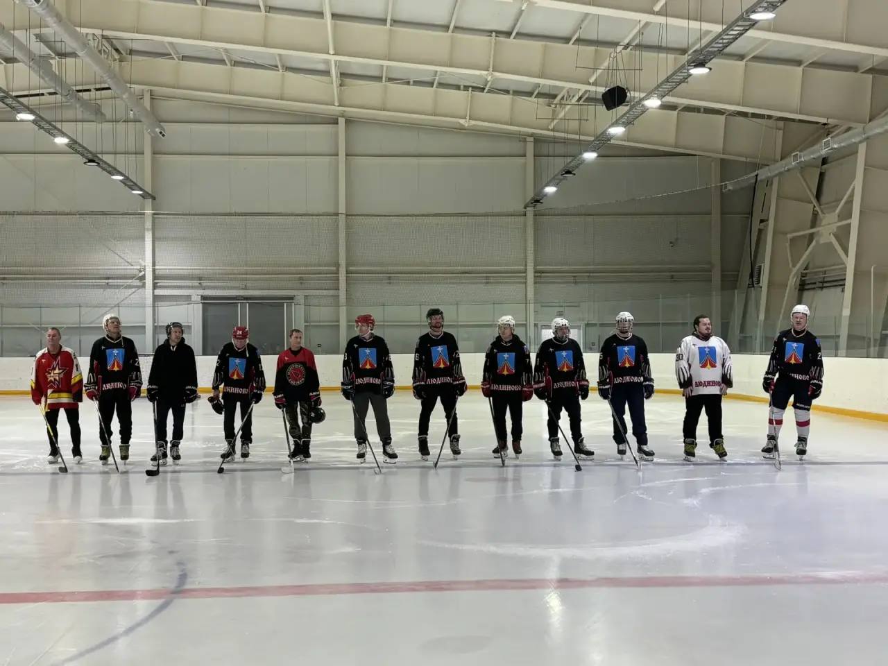 Павел Валяев: Сегодня на территории нашего района проходит яркое спортивное событие — традиционные рождественские турниры по хоккею, плаванию волейболу и лыжным гонкам. Поздравил участников соревнований и пожелал всем... Павел Валяев: Сегодня на территории нашего района проходит яркое спортивное событие — традиционные рождественские турниры по хоккею, плаванию волейболу и лыжным гонкам. Поздравил участников соревнований и пожелал всем...