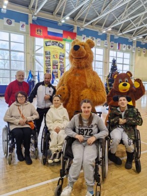 Стало традицией в ГАУ Спортивно-оздоровительном комплексе "Брянск" устраивать новогодний игровой марафон, который организует БРОО помощи инвалидам "Поверь в себя"