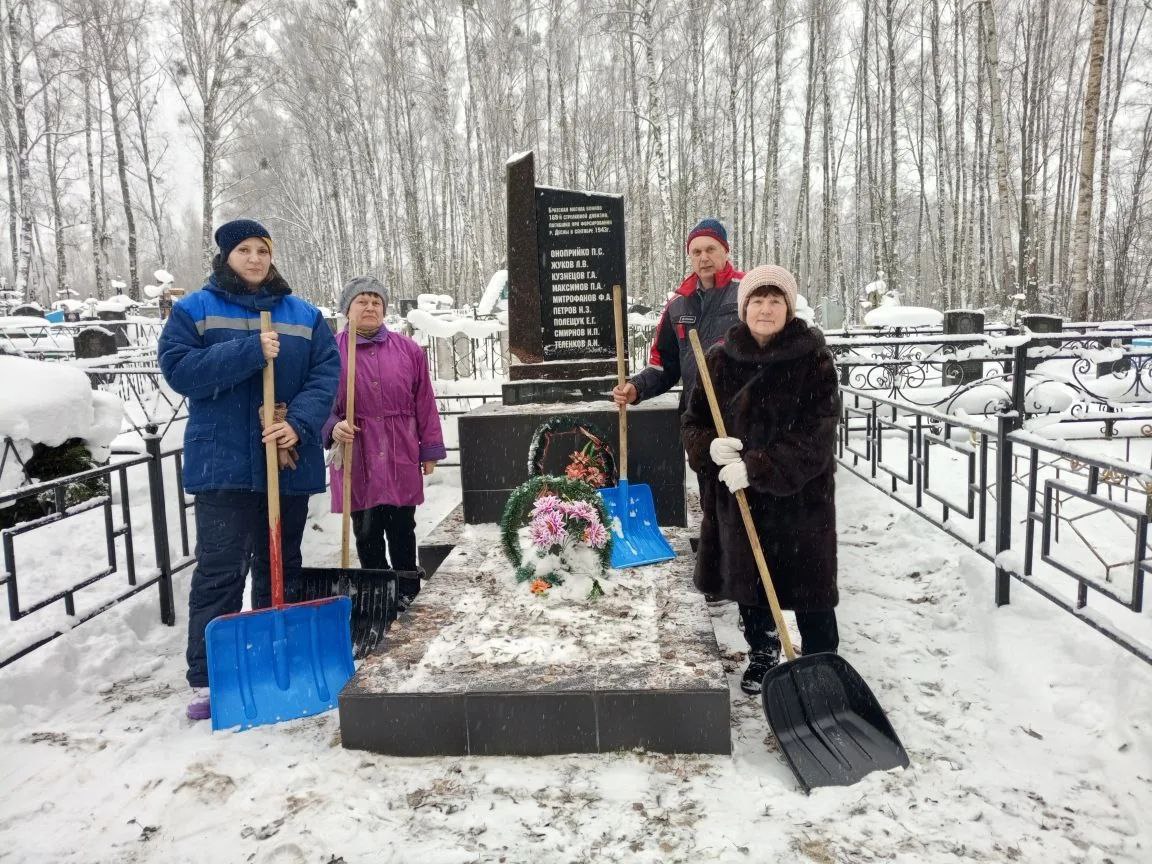 Сегодня наши волонтёры Утынского сельского поселения вновь показали свою заботу о памяти и истории нашего народа! Они провели акцию по уборке снега с памятников войны, и это было настоящим актом уважения к нашим героям Сегодня наши волонтёры Утынского сельского поселения вновь показали свою заботу о памяти и истории нашего народа! Они провели акцию по уборке снега с памятников войны, и это было настоящим актом уважения к нашим героям