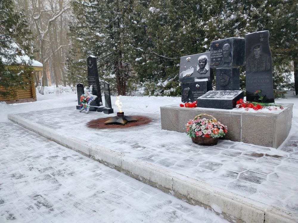 Работы по уборке снежного покрова на памятных местах Кокинского и Хмелевского сельских поселений продолжаются Работы по уборке снежного покрова на памятных местах Кокинского и Хмелевского сельских поселений продолжаются