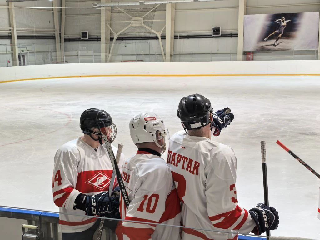 Дед Мороз напутствовал хоккеистов перед игрой в Жуковке Дед Мороз напутствовал хоккеистов перед игрой в Жуковке