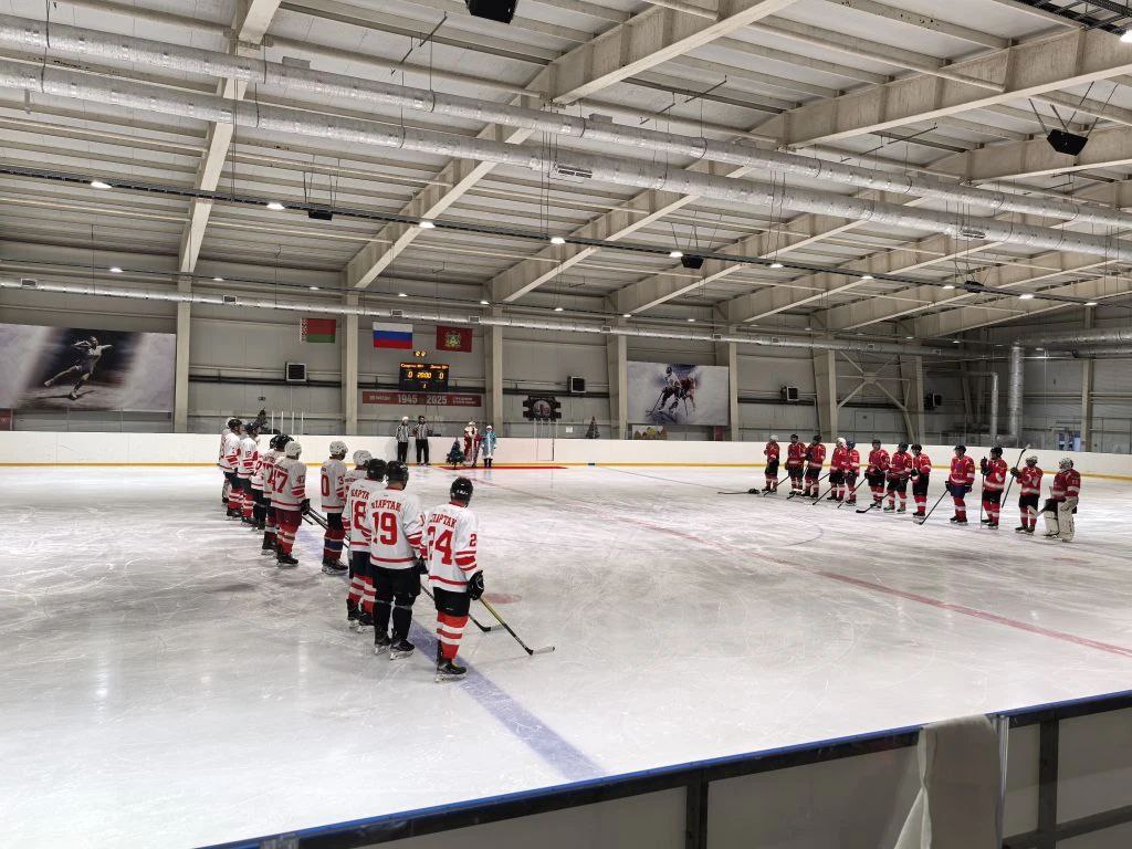 Дед Мороз напутствовал хоккеистов перед игрой в Жуковке Дед Мороз напутствовал хоккеистов перед игрой в Жуковке