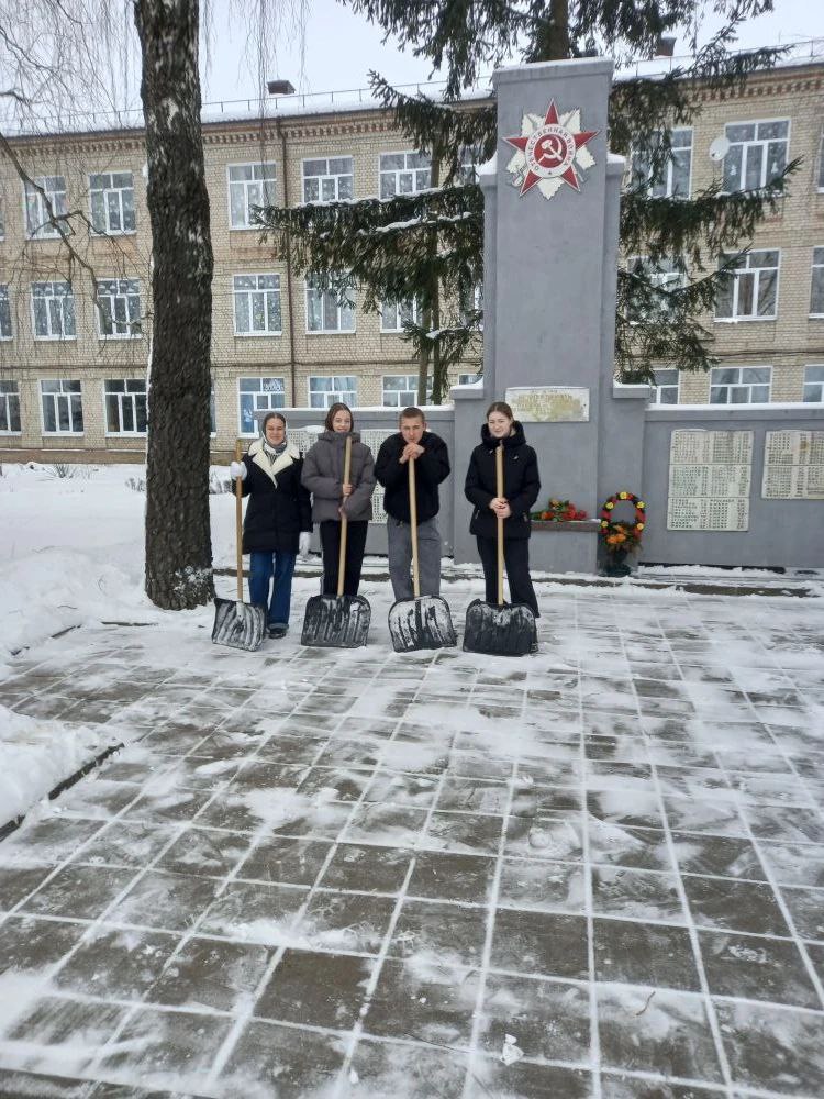 Сегодня наши замечательные волонтёры Красносельского сельского поселения провели важную и трогательную работу — очистили от снега памятники, посвящённые героям Великой Отечественной войны Сегодня наши замечательные волонтёры Красносельского сельского поселения провели важную и трогательную работу — очистили от снега памятники, посвящённые героям Великой Отечественной войны