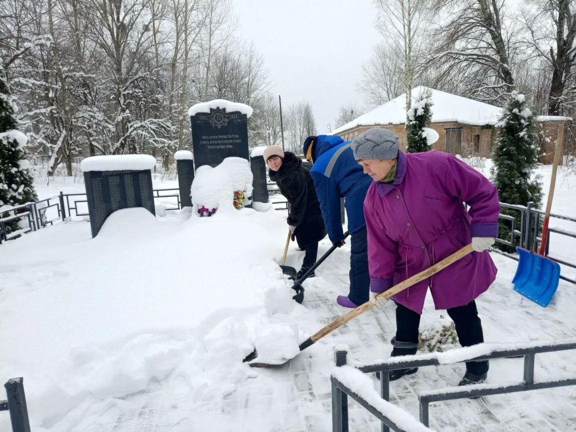 Сегодня наши волонтёры Утынского сельского поселения вновь показали свою заботу о памяти и истории нашего народа! Они провели акцию по уборке снега с памятников войны, и это было настоящим актом уважения к нашим героям Сегодня наши волонтёры Утынского сельского поселения вновь показали свою заботу о памяти и истории нашего народа! Они провели акцию по уборке снега с памятников войны, и это было настоящим актом уважения к нашим героям