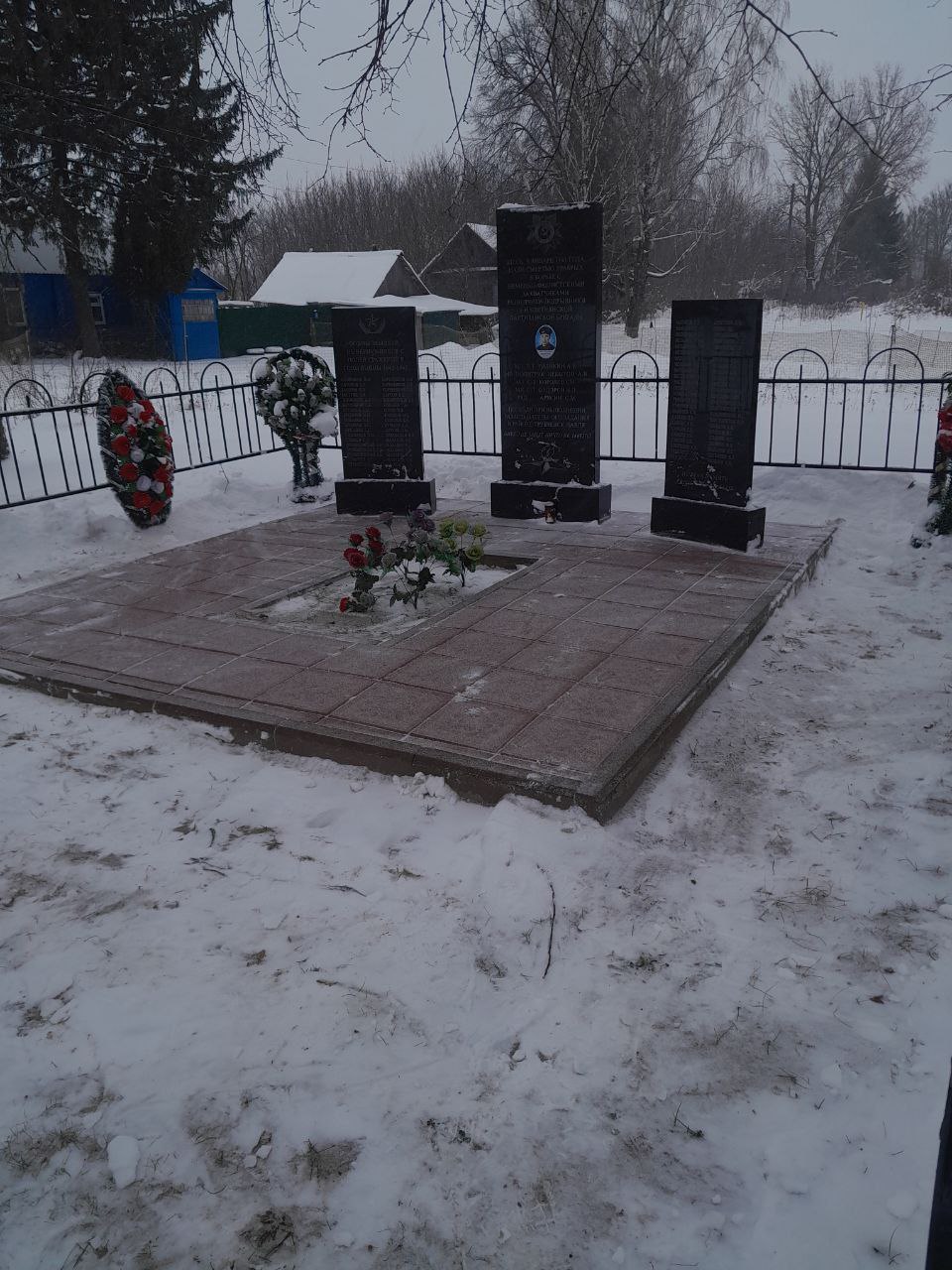 Работы по уборке снежного покрова на памятных местах Кокинского и Хмелевского сельских поселений продолжаются Работы по уборке снежного покрова на памятных местах Кокинского и Хмелевского сельских поселений продолжаются