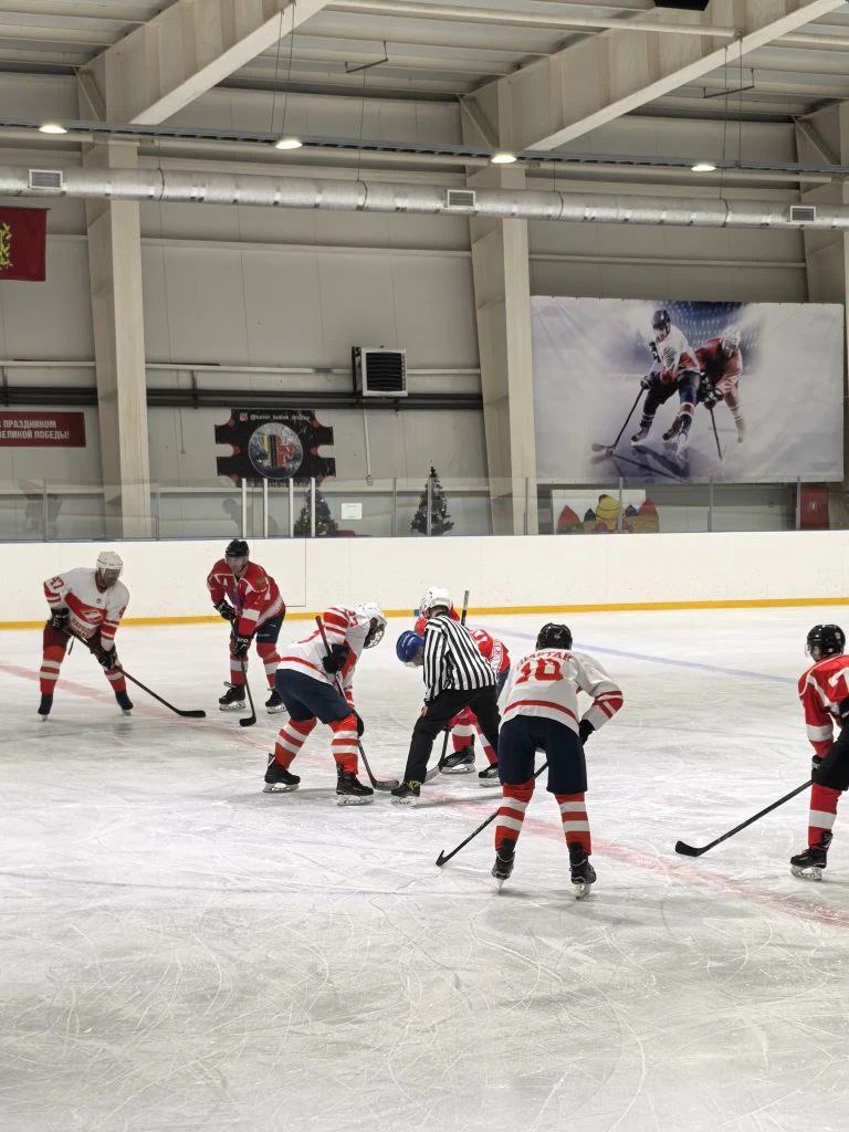 Дед Мороз напутствовал хоккеистов перед игрой в Жуковке Дед Мороз напутствовал хоккеистов перед игрой в Жуковке