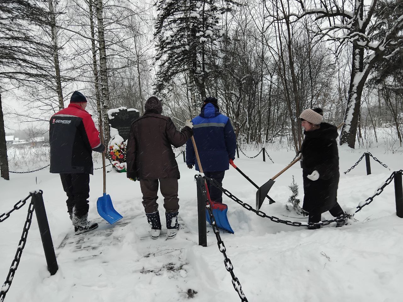 Сегодня наши волонтёры Утынского сельского поселения вновь показали свою заботу о памяти и истории нашего народа! Они провели акцию по уборке снега с памятников войны, и это было настоящим актом уважения к нашим героям Сегодня наши волонтёры Утынского сельского поселения вновь показали свою заботу о памяти и истории нашего народа! Они провели акцию по уборке снега с памятников войны, и это было настоящим актом уважения к нашим героям