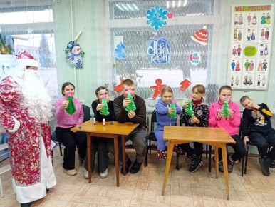 Для ребят, посещающих отделение дневного пребывания и реабилитации ГБУ КЦСОН Красногорского района состоялся новогодний утренник