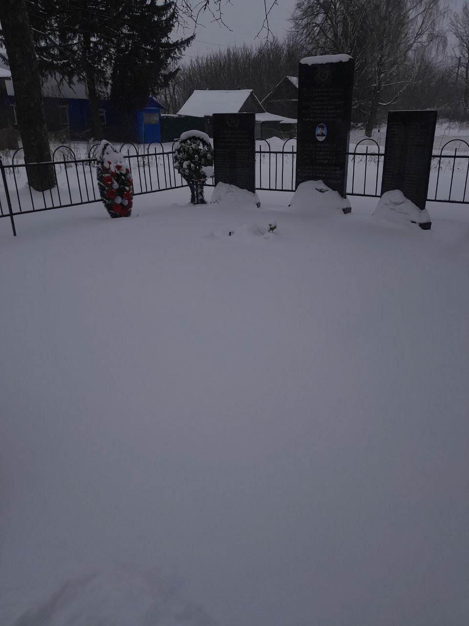 Работы по уборке снежного покрова на памятных местах Кокинского и Хмелевского сельских поселений продолжаются Работы по уборке снежного покрова на памятных местах Кокинского и Хмелевского сельских поселений продолжаются
