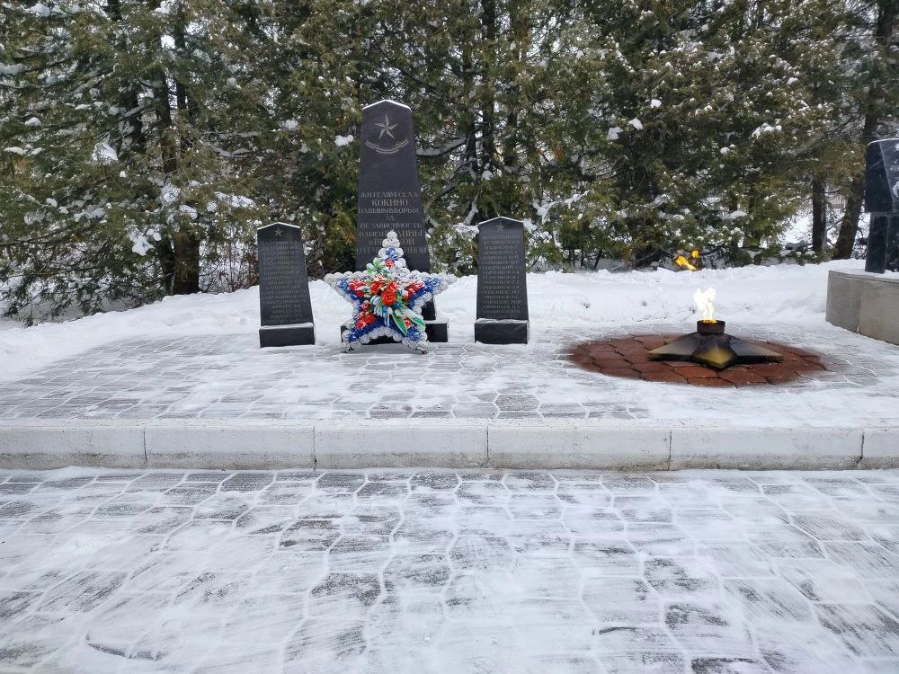 Работы по уборке снежного покрова на памятных местах Кокинского и Хмелевского сельских поселений продолжаются Работы по уборке снежного покрова на памятных местах Кокинского и Хмелевского сельских поселений продолжаются