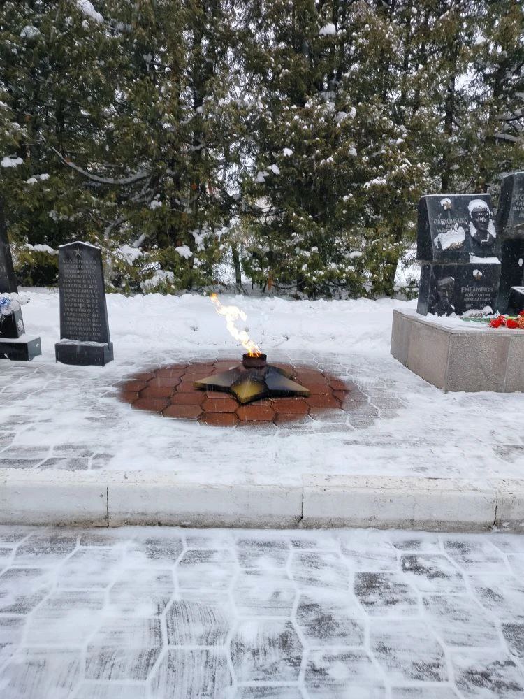 Работы по уборке снежного покрова на памятных местах Кокинского и Хмелевского сельских поселений продолжаются