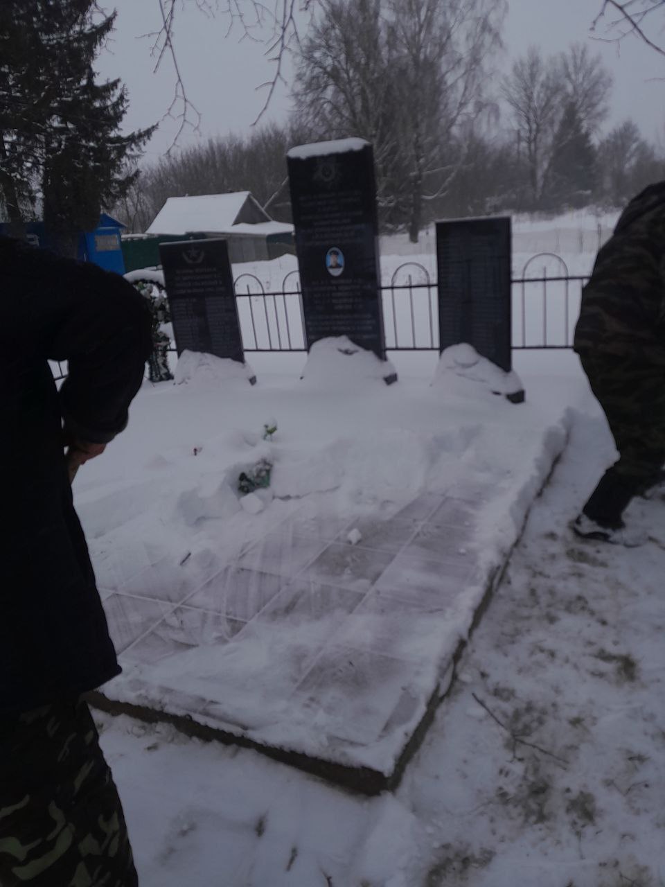 Работы по уборке снежного покрова на памятных местах Кокинского и Хмелевского сельских поселений продолжаются Работы по уборке снежного покрова на памятных местах Кокинского и Хмелевского сельских поселений продолжаются