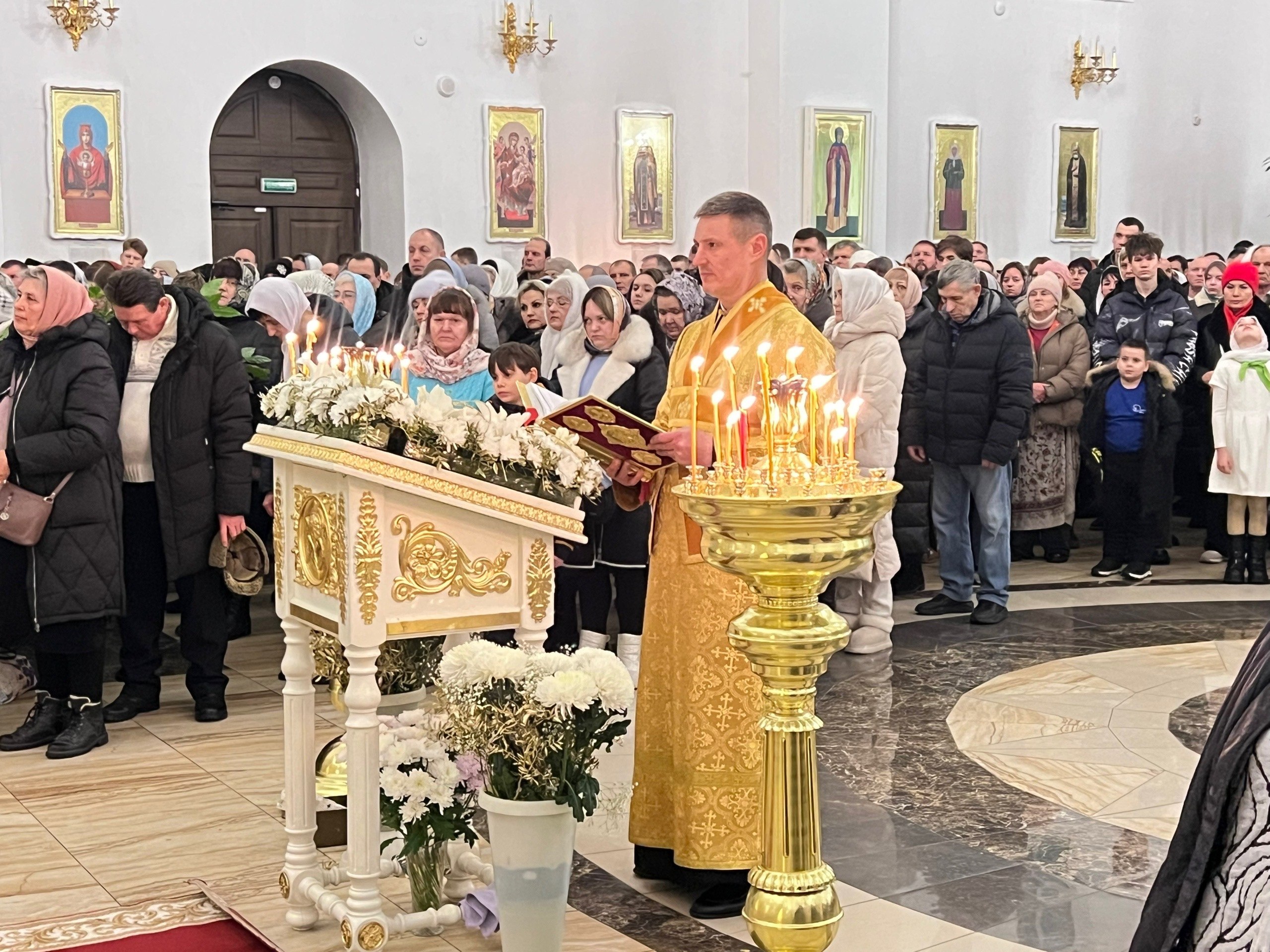 В ночь с 6 на 7 января 2026 года во всех православных храмах прошли торжественные Рождественские службы В ночь с 6 на 7 января 2026 года во всех православных храмах прошли торжественные Рождественские службы