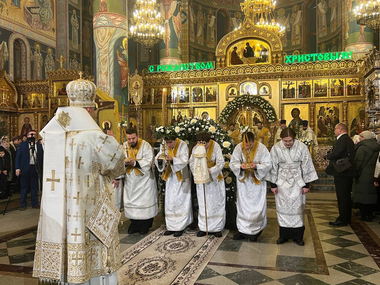 Александр Богомаз: Дорогие земляки!. От всей души поздравляю вас с Рождеством Христовым! Это один из главных и самых любимых христианских праздников, наполненный светом и теплом, особым нравственным смыслом Александр Богомаз: Дорогие земляки!. От всей души поздравляю вас с Рождеством Христовым! Это один из главных и самых любимых христианских праздников, наполненный светом и теплом, особым нравственным смыслом