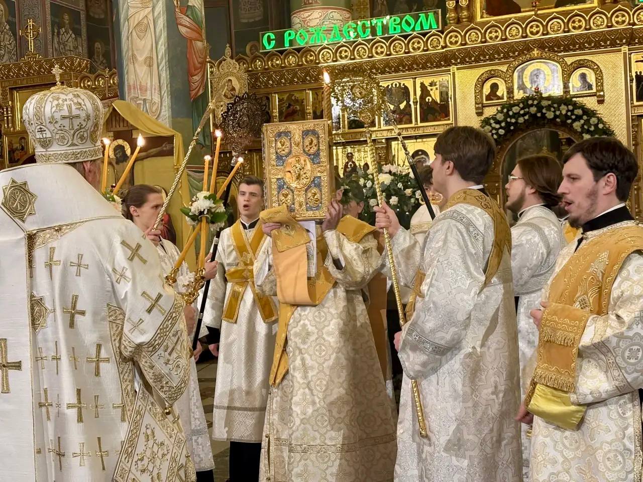 С Рождеством Христовым!. Губернатор Брянской области Александр Богомаз, председатель Брянской областной Думы Валентин Суббот, депутаты регионального парламента приняли участие в праздничном богослужении С Рождеством Христовым!. Губернатор Брянской области Александр Богомаз, председатель Брянской областной Думы Валентин Суббот, депутаты регионального парламента приняли участие в праздничном богослужении