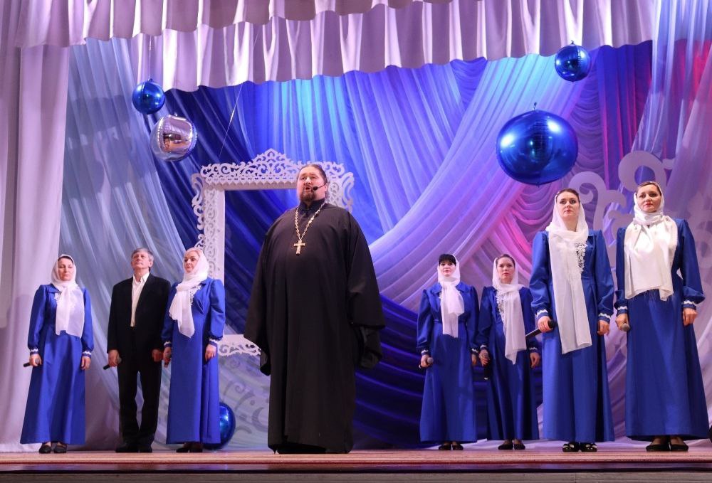 В рамках Семнадцатого областного фестиваля искусств и народного творчества «Рождественские встречи» в уютном зале Погарского Районного Дома культуры состоялся ежегодный концерт «Свет рождественской звезды»