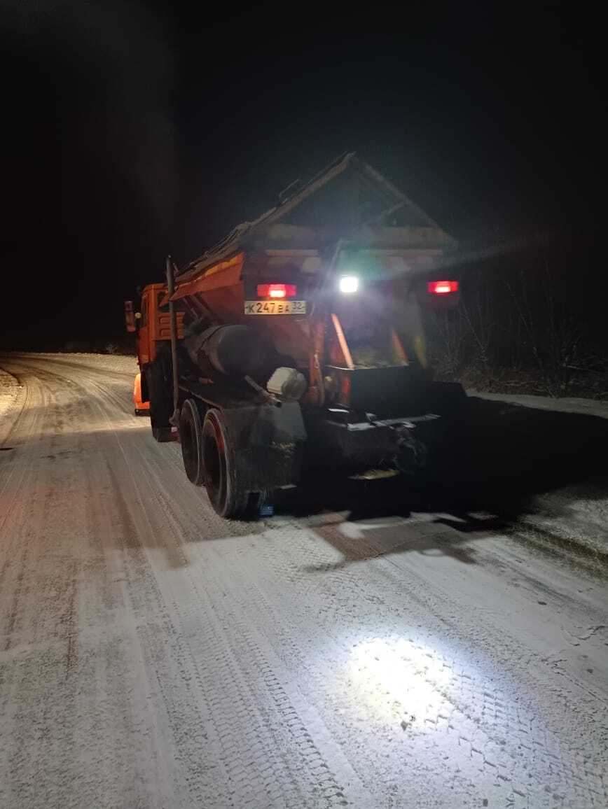Подрядные организации Управления автомобильных дорог Брянской области ведут круглосуточные работы по очистке региональных и межмуниципальных автодорог от снега и обработке их песко-соляной смесью