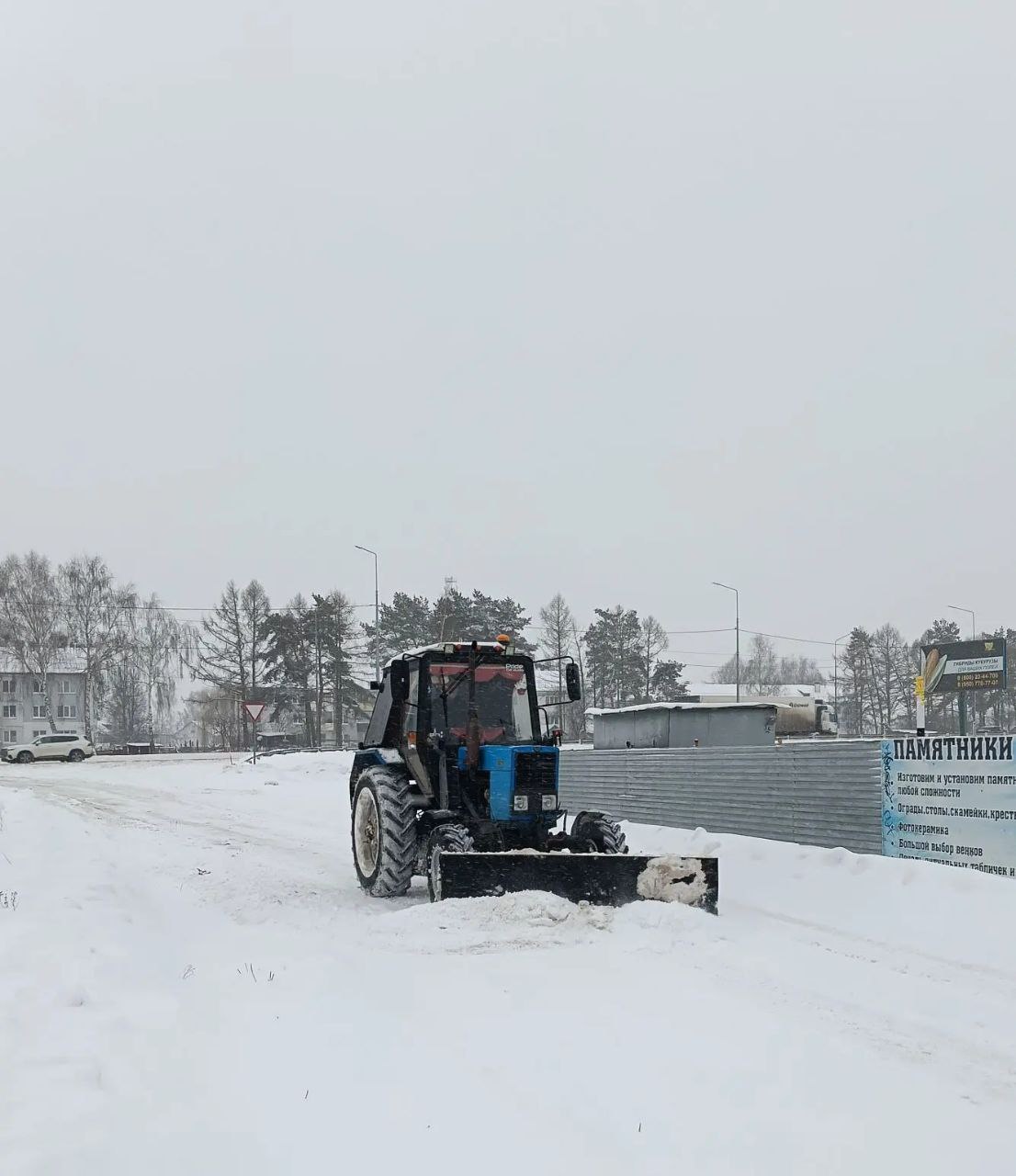 Работы по расчистке дорожной инфраструктуры продолжаются в Выгоничском районе Работы по расчистке дорожной инфраструктуры продолжаются в Выгоничском районе