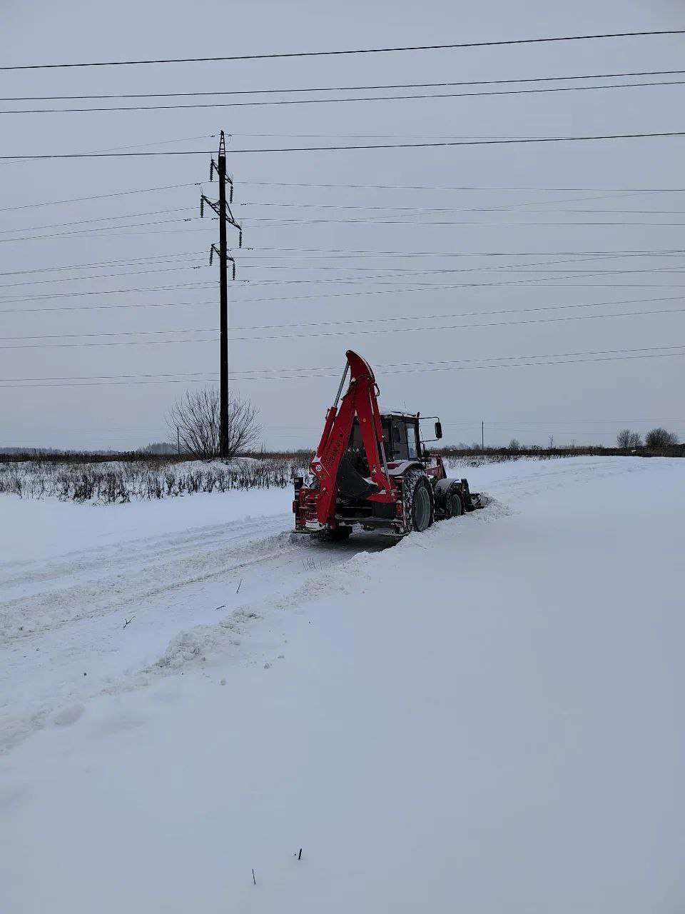 Работы по расчистке дорожной инфраструктуры продолжаются в Выгоничском районе Работы по расчистке дорожной инфраструктуры продолжаются в Выгоничском районе