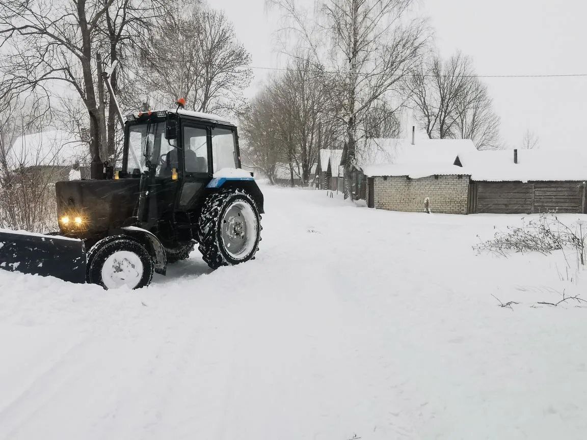 В настоящее время спецтехника коммунального хозяйства расчищает дороги в Творишинском сельском поселении