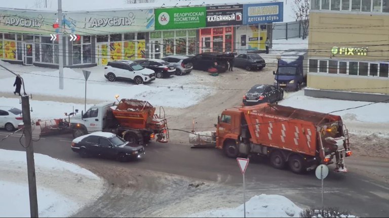 В мэрии объяснили, по какому принципу чистят Брянск от снега и наледи