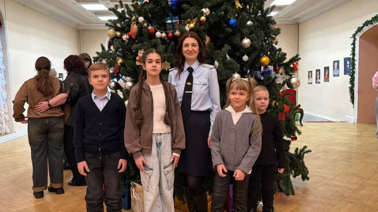 Брянские полицейские устроили новогодние спектакли для детей сотрудников