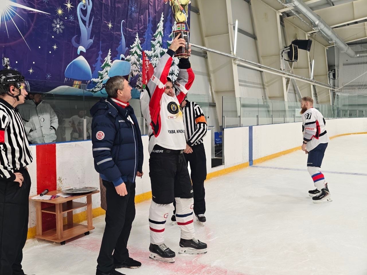 В Рождественском турнире, состоявшемся на Ледовой арене «Луч» в Клинцах 8 января, приняли участие сборная города и гости из г.Брянска (команда правительства Брянской области) и Гомеля (Гомсельмаш) В Рождественском турнире, состоявшемся на Ледовой арене «Луч» в Клинцах 8 января, приняли участие сборная города и гости из г.Брянска (команда правительства Брянской области) и Гомеля (Гомсельмаш)