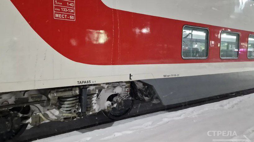 Сегодня, 9 января, в 08:15 пассажирский поезд №738, следующий из Брянска в Москву, был вынужден остановиться на станции Сухиничи-Главные в Калужской области из-за неблагоприятных погодных условий