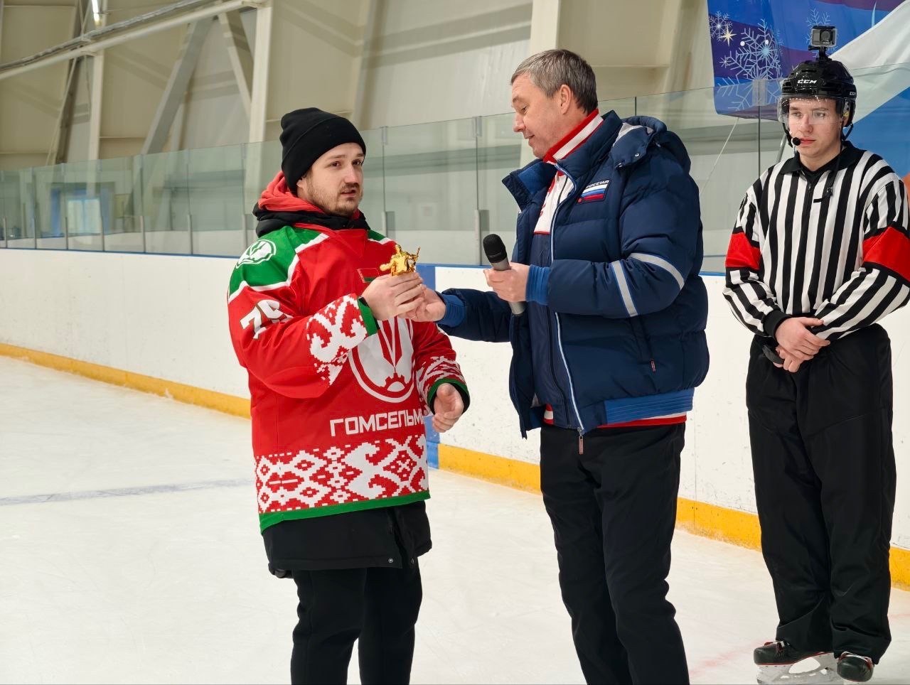 В Рождественском турнире, состоявшемся на Ледовой арене «Луч» в Клинцах 8 января, приняли участие сборная города и гости из г.Брянска (команда правительства Брянской области) и Гомеля (Гомсельмаш) В Рождественском турнире, состоявшемся на Ледовой арене «Луч» в Клинцах 8 января, приняли участие сборная города и гости из г.Брянска (команда правительства Брянской области) и Гомеля (Гомсельмаш)