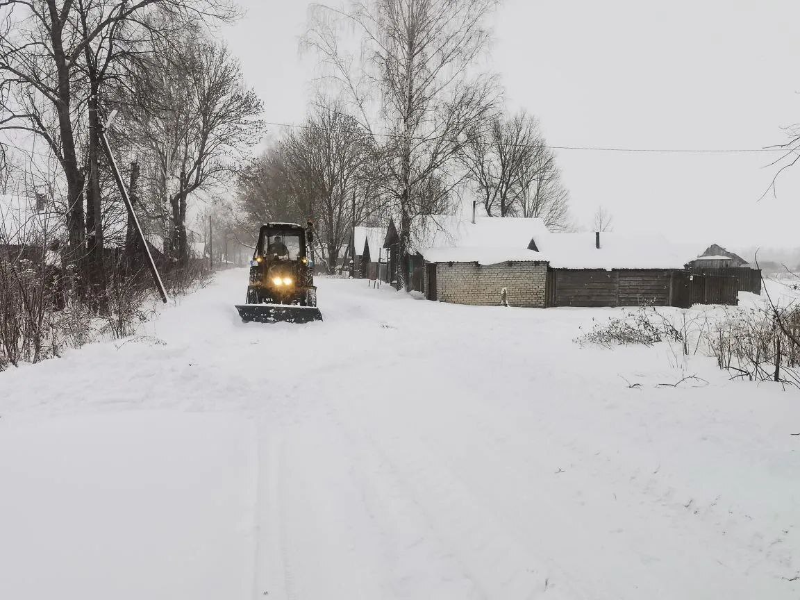 В настоящее время спецтехника коммунального хозяйства расчищает дороги в Творишинском сельском поселении В настоящее время спецтехника коммунального хозяйства расчищает дороги в Творишинском сельском поселении
