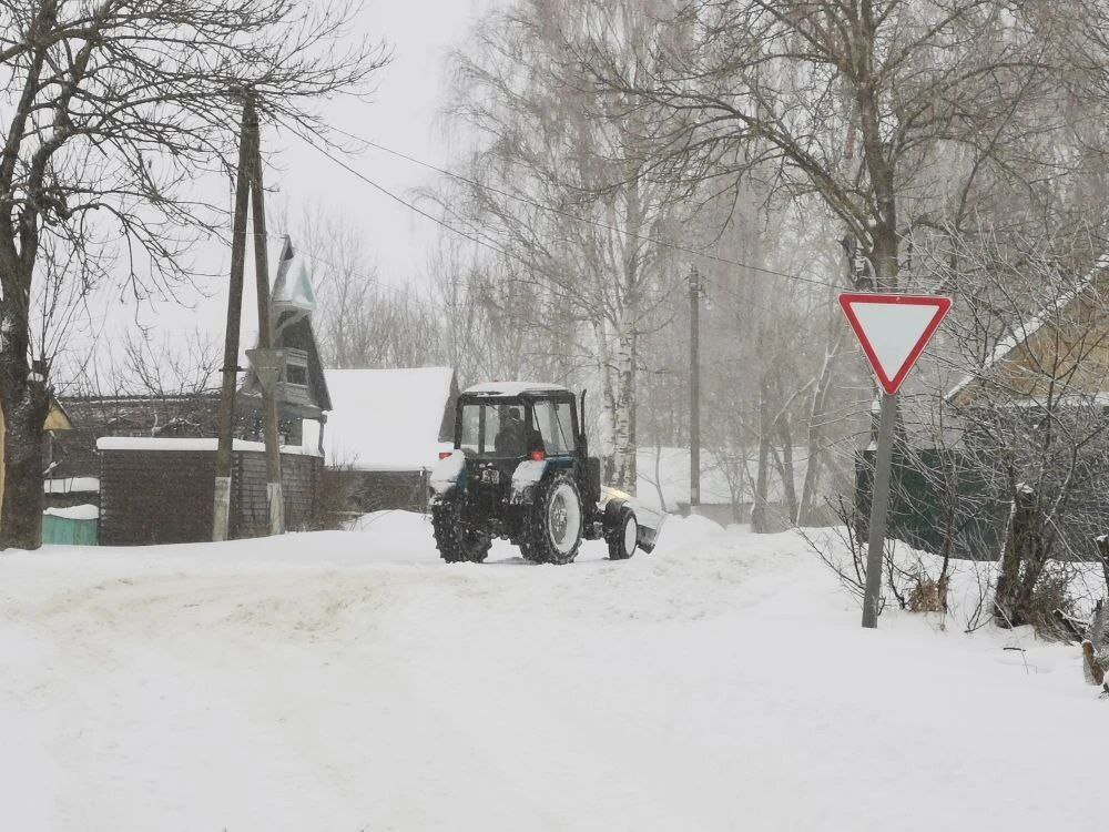 В настоящее время спецтехника коммунального хозяйства расчищает дороги в Творишинском сельском поселении В настоящее время спецтехника коммунального хозяйства расчищает дороги в Творишинском сельском поселении