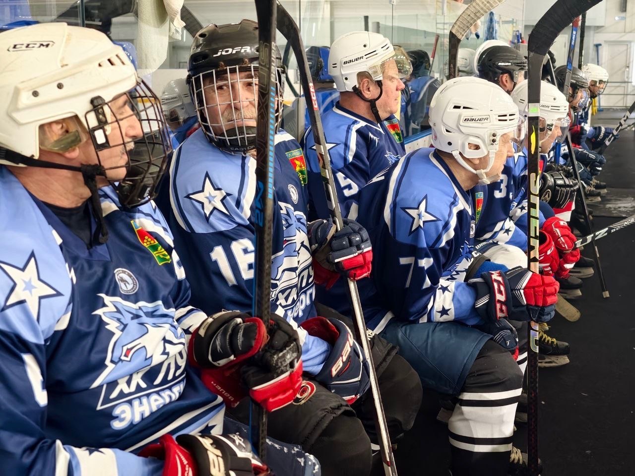 В Рождественском турнире, состоявшемся на Ледовой арене «Луч» в Клинцах 8 января, приняли участие сборная города и гости из г.Брянска (команда правительства Брянской области) и Гомеля (Гомсельмаш) В Рождественском турнире, состоявшемся на Ледовой арене «Луч» в Клинцах 8 января, приняли участие сборная города и гости из г.Брянска (команда правительства Брянской области) и Гомеля (Гомсельмаш)