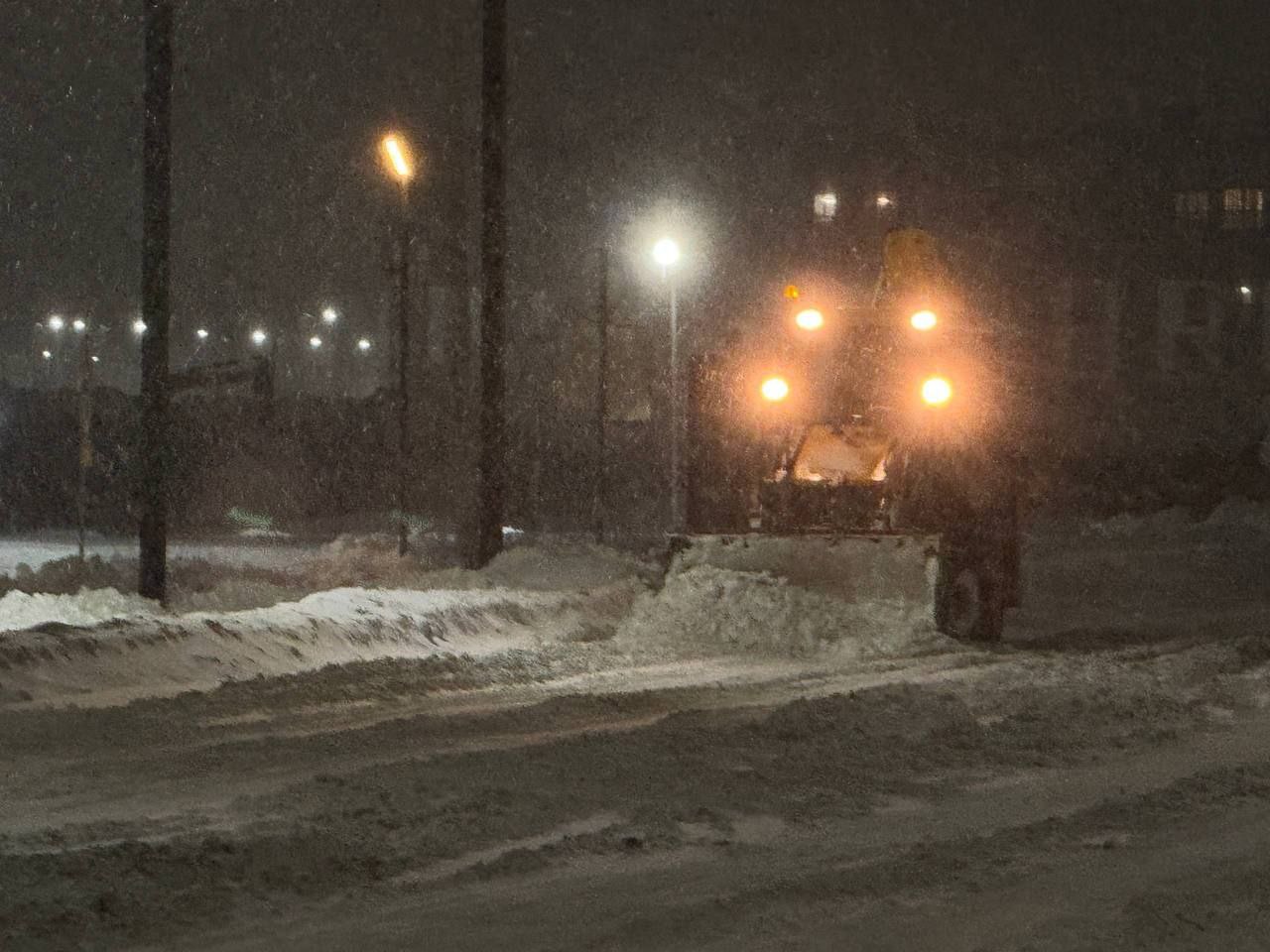В Брянске сегодня, 10 января, продолжается расчистка улиц от снега В Брянске сегодня, 10 января, продолжается расчистка улиц от снега