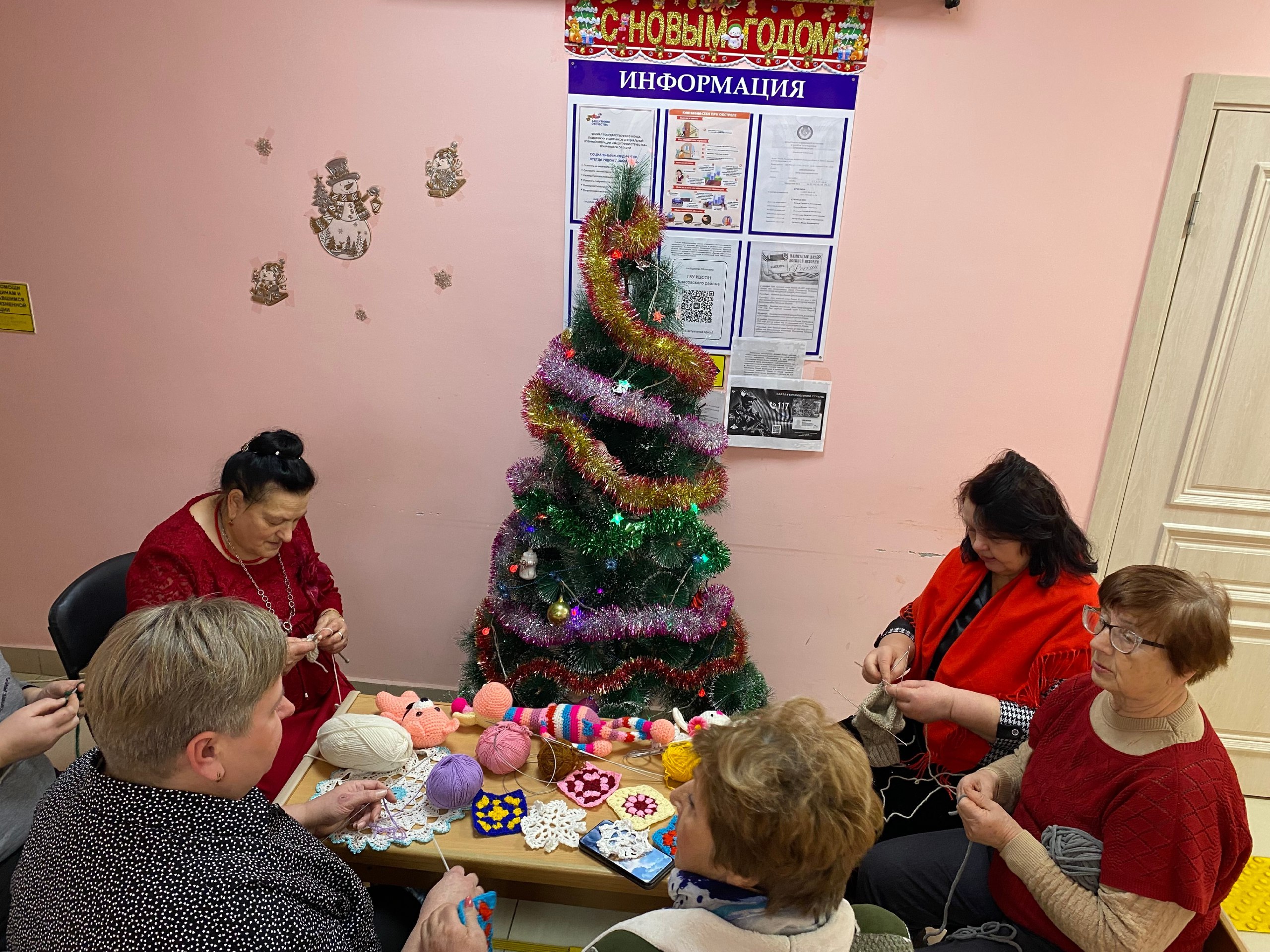 В ГБУ КЦСОН Брасовского района при участии членов клуба "Активное долголетие" состоялся обучающий мастер-класс по технике вязания спицами и крючком