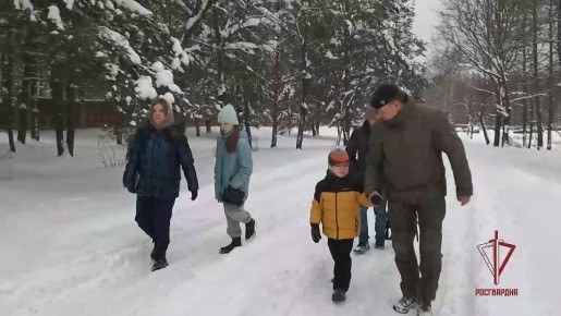 В рамках акции «Елка желаний» росгвардейцы исполнили желание мальчика из Брянска