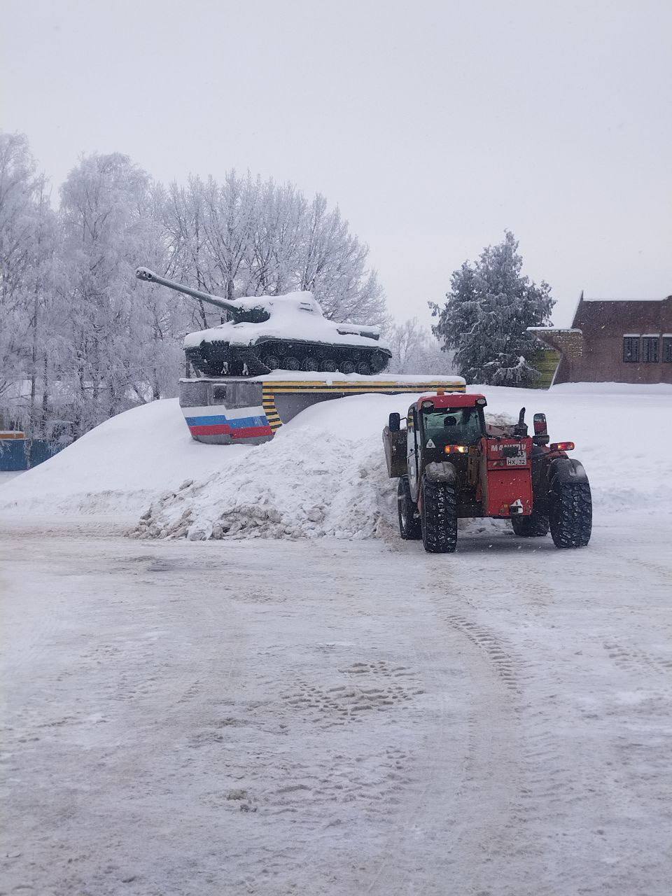 Сегодня, 12 января, в Стародубе продолжается уборка снега Сегодня, 12 января, в Стародубе продолжается уборка снега